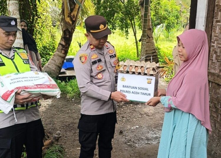 Sorotan Polisi Menjadi Pahlawan Bagi Warga Kurang Mampu di Aceh Timur