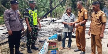Polsek dan Camat Peureulak Timur Salur Bantuan Korban Kebakaran Rumah