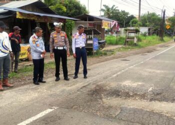 Satlantas Polres Aceh Timur Perbaiki Jalan Berlubang