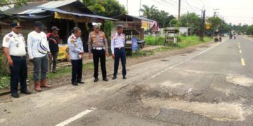 Satlantas Polres Aceh Timur Perbaiki Jalan Berlubang