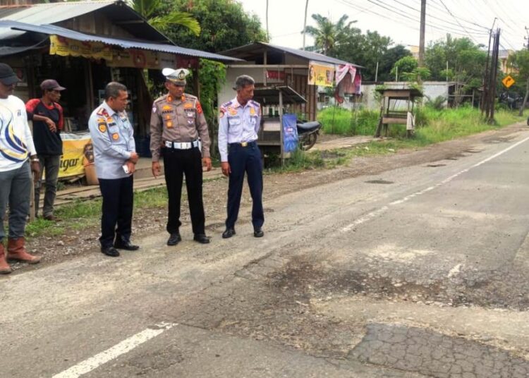 Satlantas Polres Aceh Timur Perbaiki Jalan Berlubang