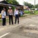 Satlantas Polres Aceh Timur Perbaiki Jalan Berlubang